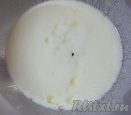 Добавить растительное масло, соль, перемешать.