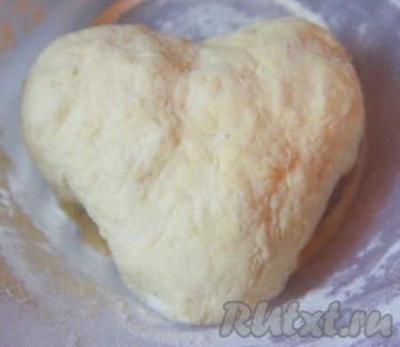 Готовое бездрожжевое тесто для пирожков на кефире отложить на 10-15 минут. Это важно (!).
