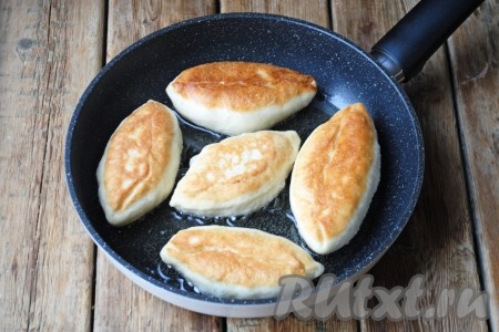 Обжарить на среднем огне с двух сторон, примерно, по 3-4 минуты с каждой стороны (до золотистого цвета).