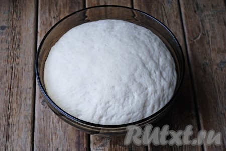 Тесто в течение этого времени должно хорошо увеличиться в объеме.