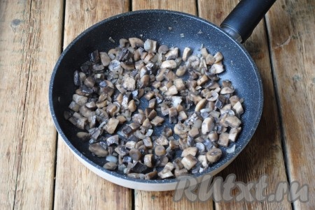 Жарить ещё 5 минут, помешивая, затем посолить по вкусу.