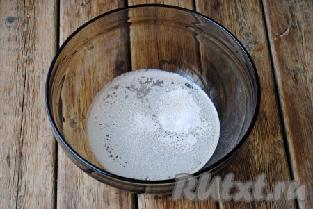 В миску налить тёплую воду добавить дрожжи и сахар. Перемешать и, накрыв полотенцем, оставить минут на 10-15.