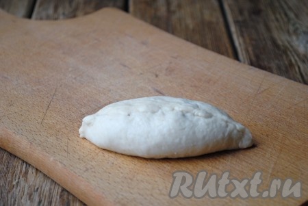 Защипнуть края и сформировать пирожок. Так слепить все пирожки. Затем накрыть пироги полотенцем и оставить на 10 минут для подъема.