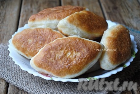 Готовые пироги выкладывать на бумажное полотенце, чтобы убрать лишнее масло.