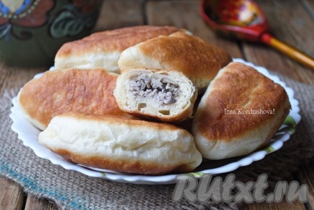 Подавать такие пирожки лучше в горячем виде. Попробуйте, пироги с такой сочной начинкой понравятся многим!