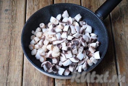 Шампиньоны очистить, вымыть, нарезать кубиками, обжарить на растительном масле, помешивая, около 4-5 минут.