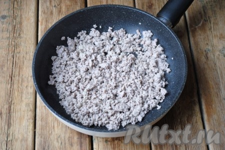 Мясо (я готовила из свинины) перемолоть на мясорубке или комбайне. Обжарить фарш на растительном масле на среднем огне до готовности (минут 15-20), периодически помешивая. Фарш должен полностью поменять цвет. Посолить и поперчить по вкусу.