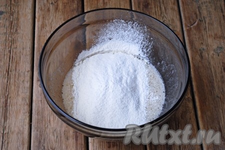 Небольшими порциями добавить просеянную муку. Замесить мягкое, покладистое тесто, не липнущее к рукам.