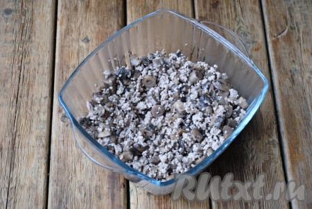 Обжаренный фарш соединить с грибами, перемешать и остудить. Начинка для пирожков из мяса и грибов готова.