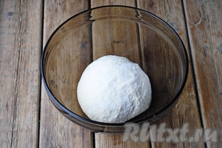 Тесто поместить в большую миску, смазанную растительным маслом, накрыть полотенцем и оставить в тепле на 1-1,5 часа.