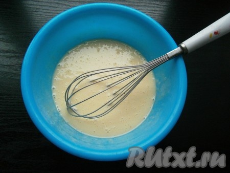 Хорошенько разболтать яйца со сгущенкой венчиком до однородного состояния.
