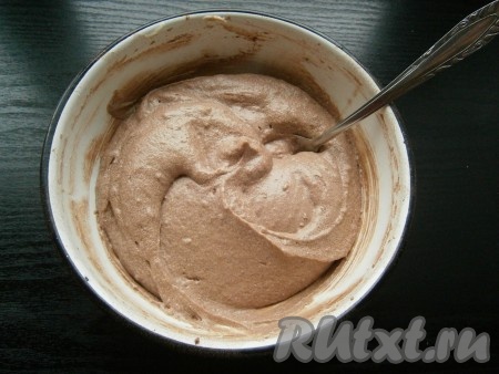 В итоге получится пышный, очень вкусный крем, который нужно поместить в холодильник минут на 20.