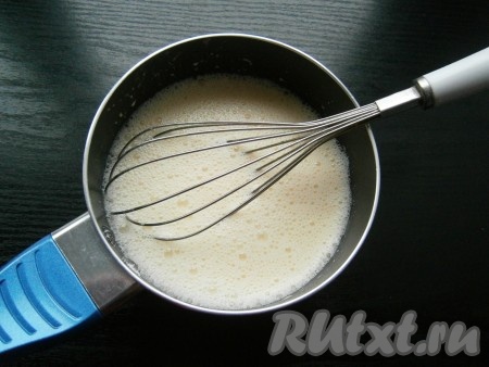 К яйцам и муке влить 1/3 нормы чуть теплого молока, хорошенько взбить до однородности венчиком.
