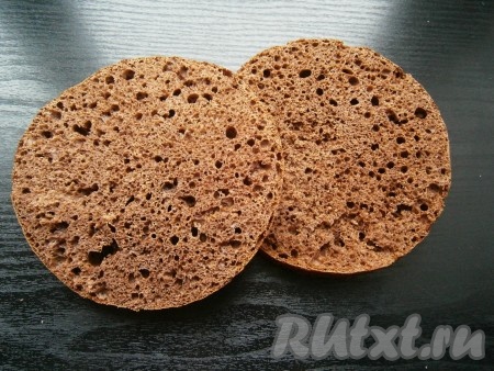 Каждый корж разрезать на 2 части.