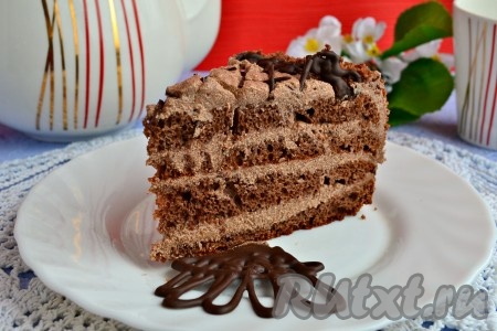 Перед подачей торт "Пражский", приготовленный в домашних условиях, нарезать на части. Это кусочек торта в разрезе.