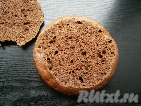 Коржи получаются с "шапочкой", поэтому ее нужно срезать.