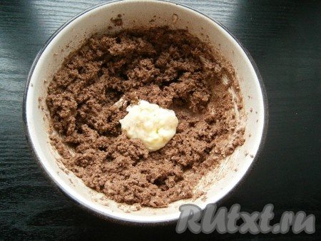 Далее, также продолжая взбивать крем, добавлять в него по столовой ложке остывшей заварной массы.
