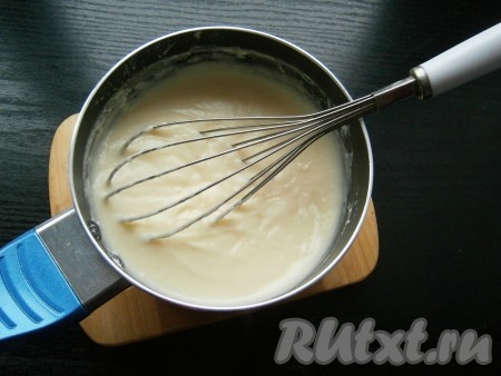 Влить в массу оставшееся молоко, перемешать и поставить ковшик на небольшой огонь. При постоянном помешивании довести смесь до кипения и загустения. Должна получиться заварная масса, похожая на густой кисель.
