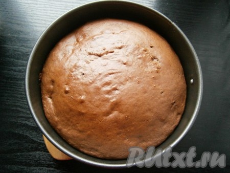 Выпекать корж в разогретой до 180 градусов духовке минут 25. Готовность проверьте деревянной зубочисткой. Далее таким же образом испечь и второй корж из оставшегося теста. Если у вас есть две одинаковые формы, можно сразу испечь два коржа. Готовые коржи извлечь из формы и остудить на решетке.
