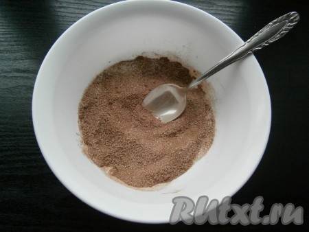 Смешать сахар и какао-порошок.