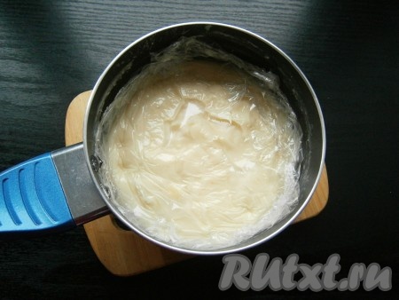 Накрыть массу пищевой пленкой впритык (как на фото) и оставить ее остывать до комнатной температуры.
