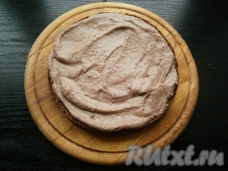 Далее все 4 коржа щедро перемазать кремом.
