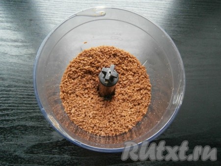 Срезанную часть поломать и поместить в чашу блендера, измельчить в крошку.