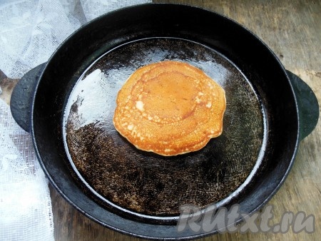 Обжарьте панкейк с другой стороны до золотистого цвета.
