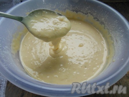 Хорошо перемешайте тесто столовой ложкой. Частями добавляя оставшуюся муку и каждый раз полностью вмешивая её, замесите не слишком густое, но в тоже время и не слишком жидкое банановое тесто для панкейков, которое будет плавно стекать с ложки (как на фото). Добавляя муку, ориентируйтесь не на количество муки, указанное в ингредиентах, а на густоту замешиваемого теста.