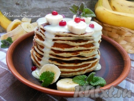 Нежные, аппетитные панкейки, приготовленные с добавлением банана, молока и яйца, при подаче можно дополнить кленовым сиропом, мёдом, сметаной, сгущёнкой, джемом, украсить ягодами, фруктами. Быстро, просто и очень вкусно, попробуйте!