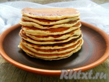 Готовый банановый панкейк переложите со сковороды на тарелку. Периодически перемешивая тесто, постепенно пожарьте все панкейки, складывая их стопочкой на тарелку (у меня получилось 12 штук).