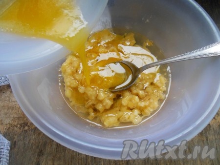 Затем к банановому пюре влейте яично-сахарную смесь, перемешайте столовой ложкой.