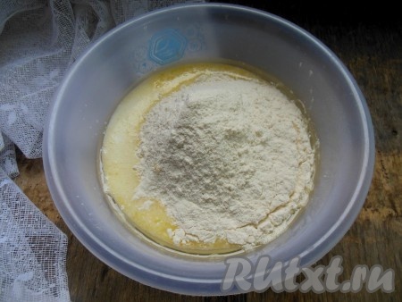 Добавьте 100 грамм просеянной муки с разрыхлителем.