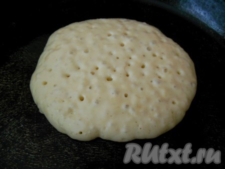 Примерно через 1-1,5 минуты, когда на на поверхности появятся первые пузырики, панкейк необходимо перевернуть на другую сторону.