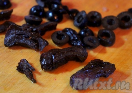 Чернослив и маслины нарезать. Добавить их к мясу, перемешать.
