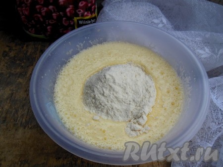 В получившуюся яично-сахарную массу всыпьте просеянную муку с разрыхлителем.
