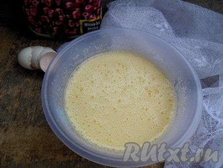 В процессе взбивания сахар должен полностью раствориться, а масса - увеличиться в объеме (как на фото).
