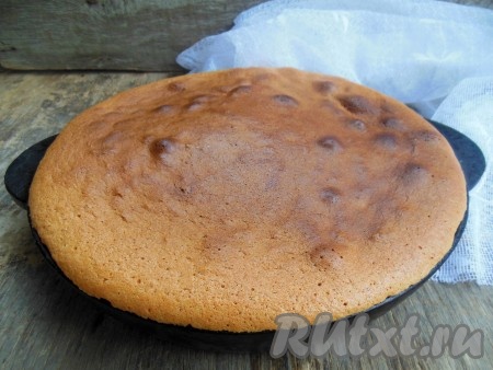 Выпекайте шарлотку с вишней в разогретой духовке 30-35 минут при температуре 170-180 градусов. Готовность пирога можно определить с помощью деревянной шпажки (шпажка должна остаться сухой при прокалывании готового пирога).
