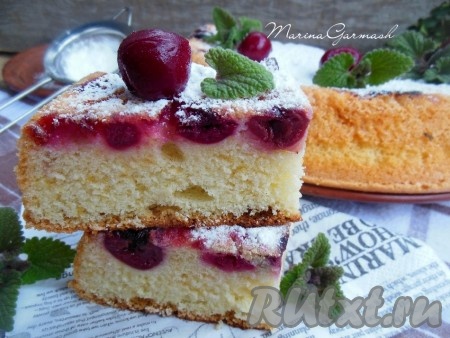 Наивкуснейшая шарлотка, приготовленная с замороженной вишней, непременно понравится любителям ягодных пирогов. Подавайте такой пирог с чаем, кофе.
