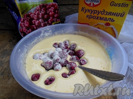 Замороженную вишню, смешанную с крахмалом, отправьте в тесто для шарлотки, перемешайте.
