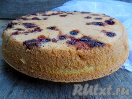 Готовый пирог достаньте из духовки и, не вынимая его из формы, дайте ему слегка остыть. Затем, проведя по краю формы ножом, переверните шарлотку на тарелку или поднос и дайте полностью остыть.
