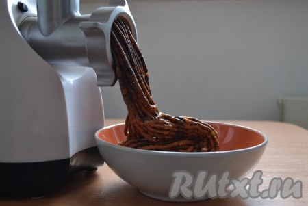 Пропустить через мясорубку (лучше использовать мелкую решетку) курагу, чернослив, финики, изюм.
