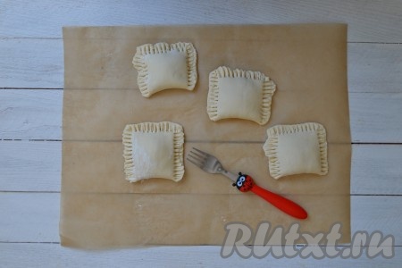 Накрыть второй половинкой теста, на которую мы не выкладывали фарш, и защипать края. Закрепить края слоек можно пальцами или с помощью вилки.