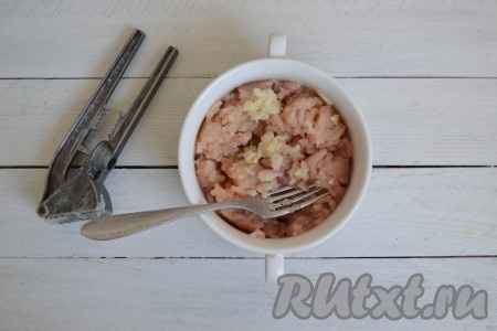 Фарш можно взять покупной или приготовить его самостоятельно, пропустив через мясорубку кусочек мяса. Я использовала куриный фарш, но вы его можете заменить любым другим: индюшиным, свиным и т.д. Очищенные лук и чеснок пропустить через мясорубку (если не хотите пользоваться мясорубкой, можно чеснок пропустить через пресс, а лук мелко нарезать) и выложить к фаршу.