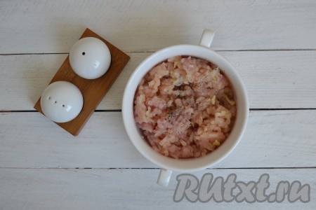 По вкусу всыпать в фарш соль, черный молотый перец и прованские травы, тщательно перемешать.&nbsp;
