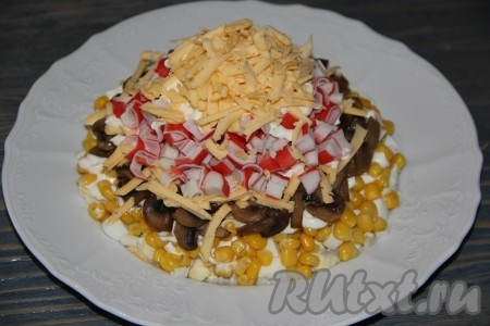 Оставшийся сыр выложить поверх крабовых палочек. Я сформировала высокую горку. Дать аппетитному, вкусному, сытному&nbsp;салату с шампиньонами и крабовыми палочками пропитаться пару часов и подать к столу.
