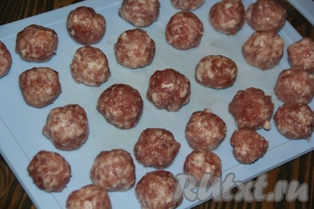 Для приготовления фрикаделек можно взять покупной фарш или приготовить самим, пропустив через мясорубку кусочек мяса. Из фарша сформировать небольшие шарики - фрикадельки.