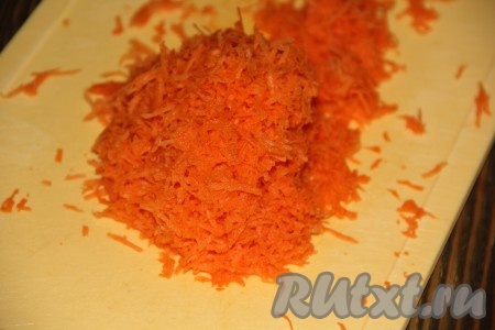 Натереть на мелкой тёрке очищенную морковь.
