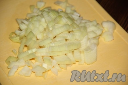Мелко нарезать очищенный лук.

