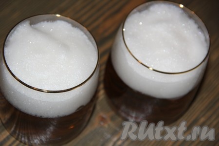 Аккуратно выложить пенку на желе и поставить десерт в холодильник на несколько часов (до полного застывания).
